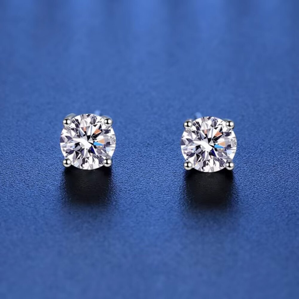 NWOT Gorgeous 6 Prong Studs Earrings With Box - Picture 4 of 4